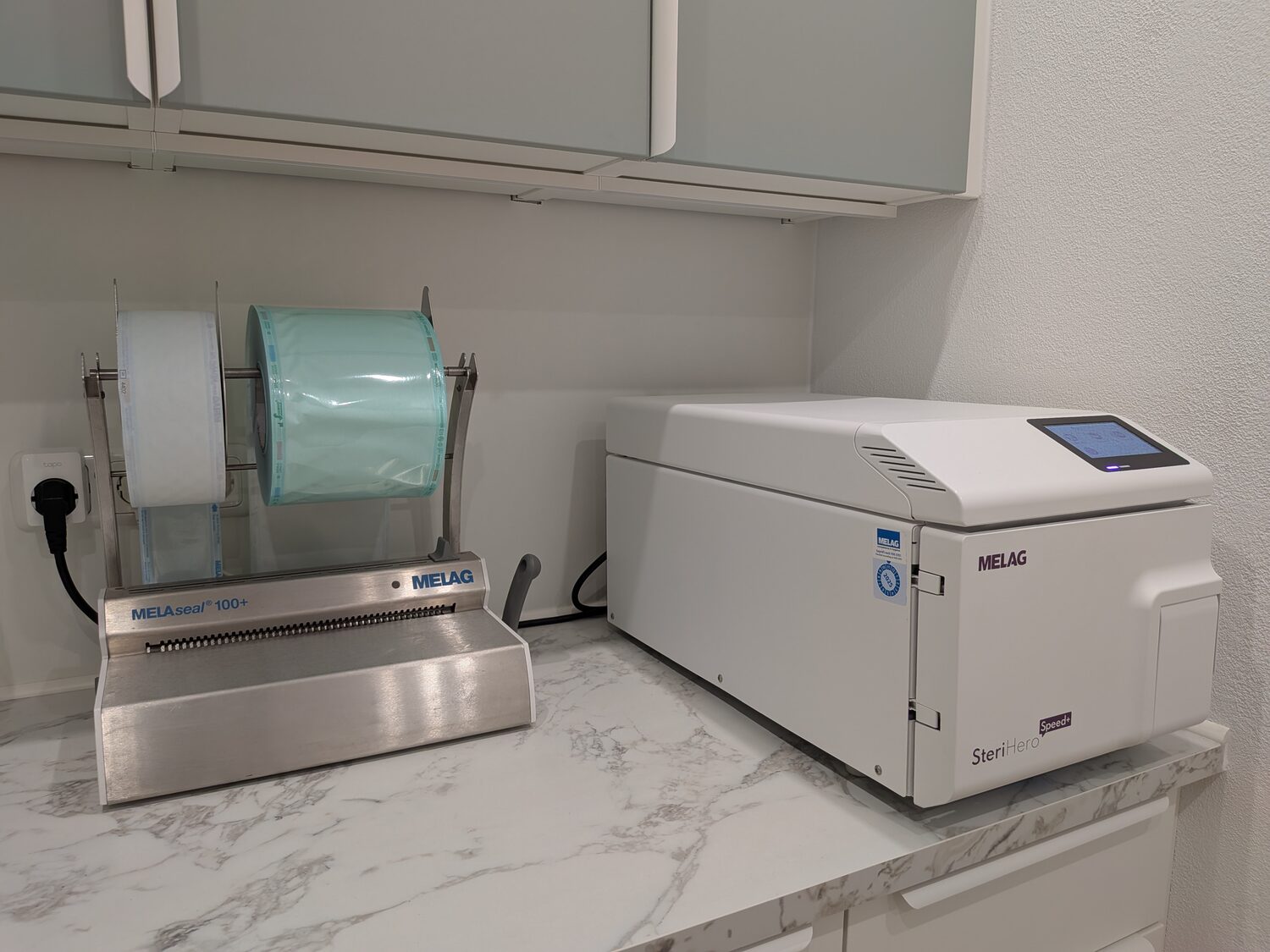 Folienschweißgerät und Autoklav (MELAG) zur Sterilisation der Instrumente